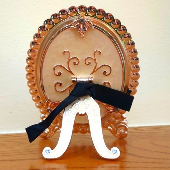 NWTs Standing Oval Picture Frame 3 inch X 4 inch - Picture 2 of 5